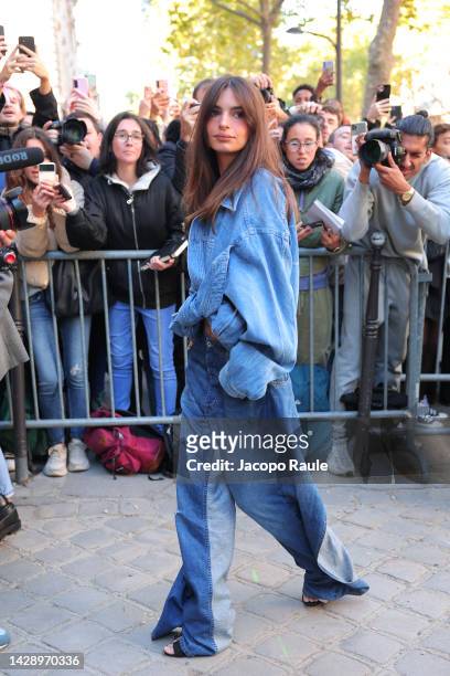 Emily Ratajkowski attends the Loewe Womenswear Spring/Summer 2023 show as part of Paris Fashion Week on September 30, 2022 in Paris, France.