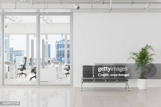 moderno interior de oficina de planta abierta con sala de espera y paisaje urbano de fondo - puerta corrediza fotografías e imágenes de stock