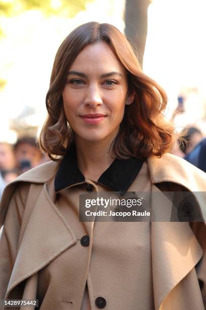 Alexa Chung attends the Loewe Womenswear Spring/Summer 2023 show as part of Paris Fashion Week on September 30, 2022 in Paris, France.