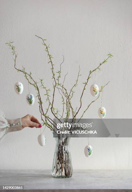 women hand making easter decoration - easter table stock-fotos und bilder