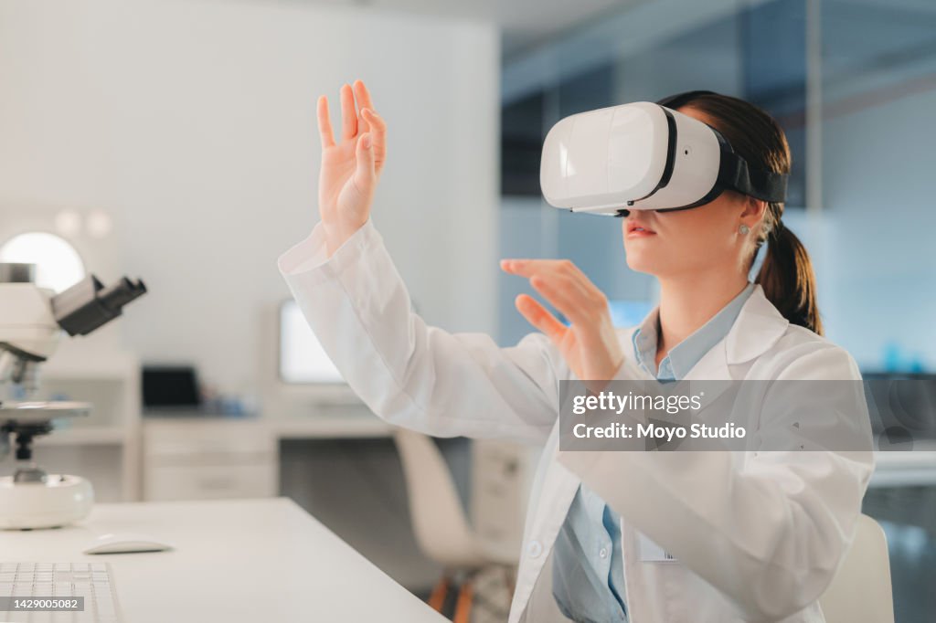 VR, Forschung und Wissenschaft mit Frau im Labor, die an medizinischen Innovationen mit Augmented Reality, 3D und Metaverse arbeitet. Futuristisch, Technologie und Virtual Reality mit Wissenschaftlern der Biotechnologie
