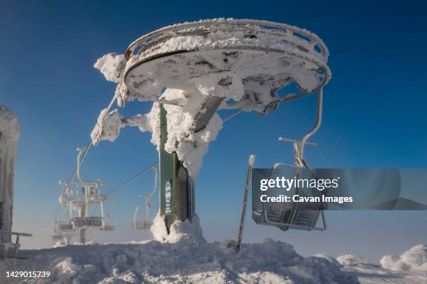 ski lift at big white mountain ski resort, british columbia, canada - thompson okanagan region british columbia stock pictures, royalty-free photos & images