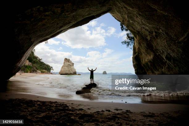 cave tunnel rock at cathedral cove, hahei, coromandel, new zealand - cathedral cove imagens e fotografias de stock