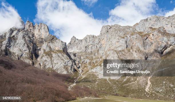 picos de europa seen from refuge of fuente de - rock face fotografías e imágenes de stock