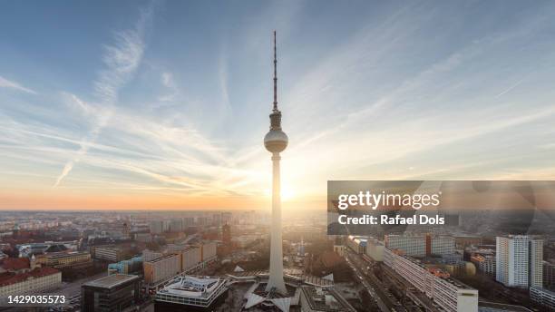 skyline with tv tower at sunset - berlin, germany - fernsehturm berlin stockfoto's en -beelden