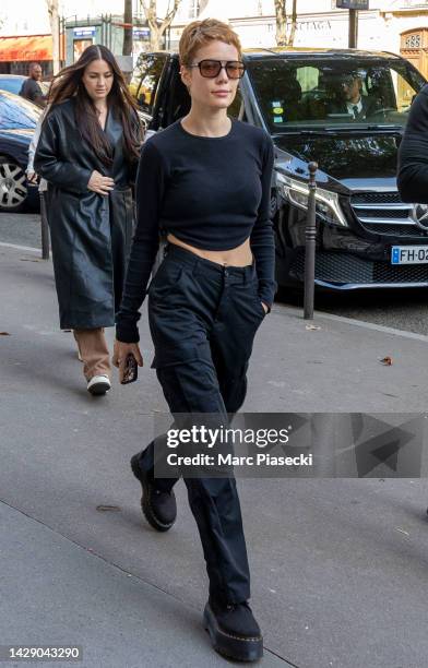 Singer Ashley Nicolette Frangipane a.k.a. Halsey is seen on September 30, 2022 in Paris, France.