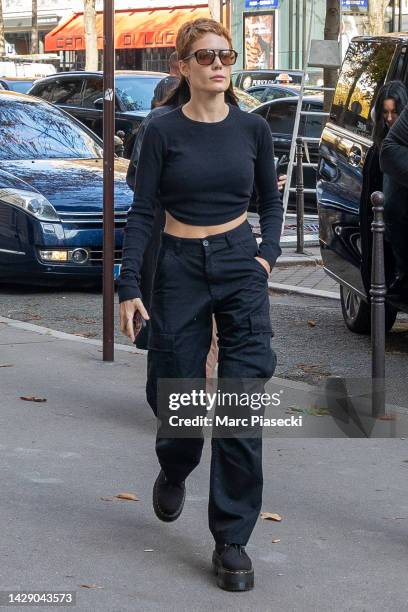 Singer Ashley Nicolette Frangipane a.k.a. Halsey is seen on September 30, 2022 in Paris, France.