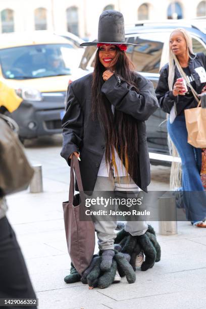 Erykah Badu is seen during Paris Fashion Week - Womenswear Spring/Summer 2023 - Day Five on September 30, 2022 in Paris, France.