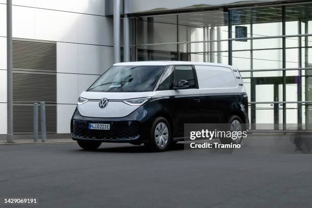 volkswagen id. buzz cargo auf der straße - vw stock-fotos und bilder