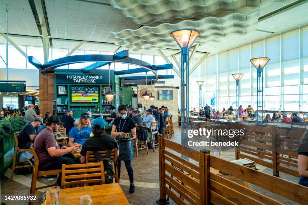 vancouver international airport terminal  canada restaurant bar - richmond british columbia imagens e fotografias de stock