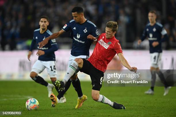 Robert Glatzel of Hamburg is challenged by Fabian Kunze of Hannover during the Second Bundesliga match between Hannover 96 and Hamburger SV at Heinz...