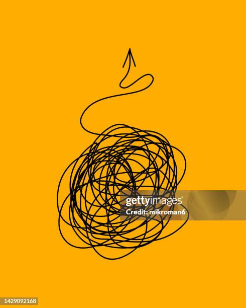 illustration of an scribbled line with an arrow on yellow background - emmêlé photos et images de collection