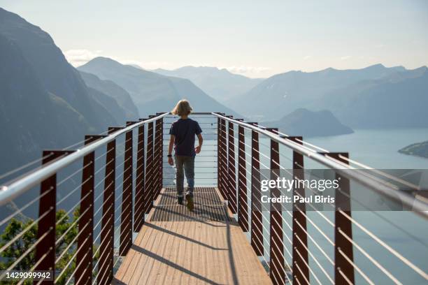 child looking down from rampestreken in andalsnes. norway - observation point stockfoto's en -beelden