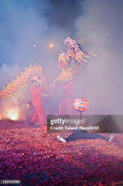 fire dragon dance - rappresentazione di animale foto e immagini stock