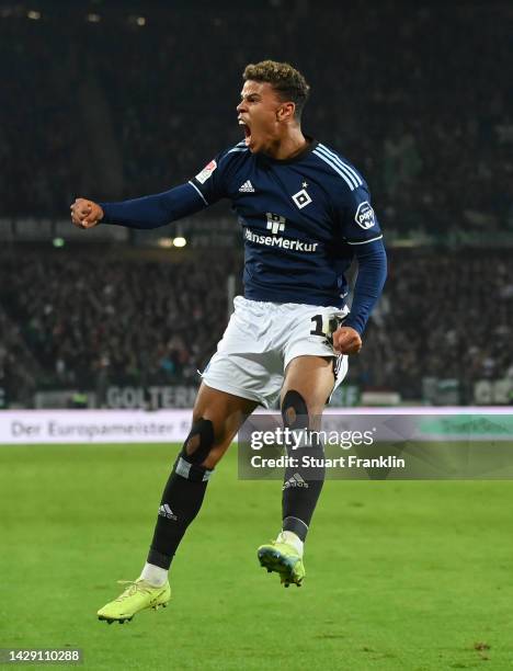 Ransford-Yeboah Königsdörffer of Hamburg celebrates scoring his team's second goal during the Second Bundesliga match between Hannover 96 and...