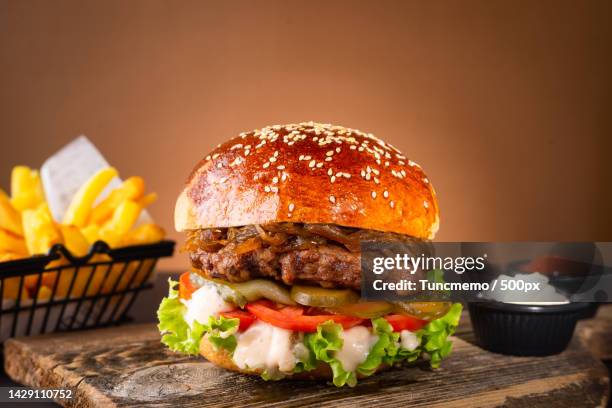 Burger Split Split Burger Photos and Premium High Res Pictures - Getty Images