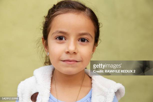 kostbares kleines mädchen - tiny mexican girl stock-fotos und bilder