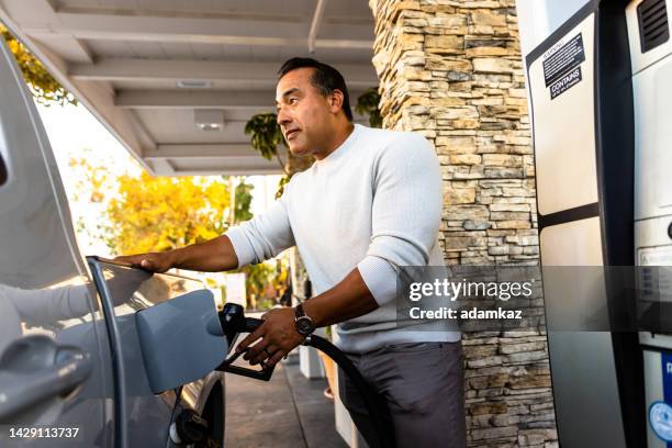 kreditkarte an der tankstelle - petrol paying stock-fotos und bilder