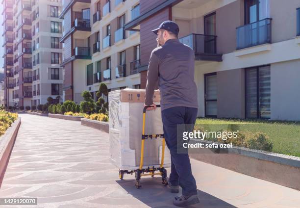 cargo delivering - man boxes moving home stock pictures, royalty-free photos & images