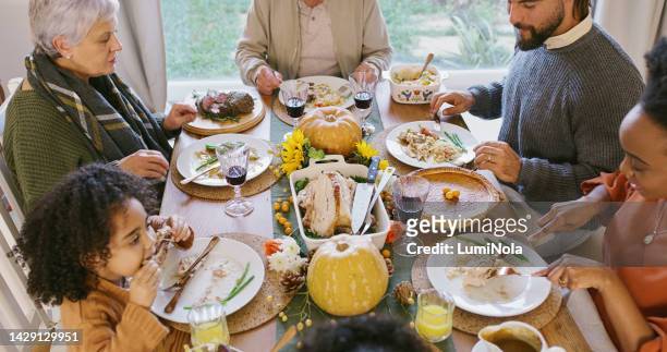 essen, fleisch und familie essen thanksgiving-mittagessen am esstisch oder großeltern zu hause. fatih, liebe und feiertagstreffen mit einer gruppe von menschen, die zusammen proteinteller essen, um zu feiern - black family reunion stock-fotos und bilder