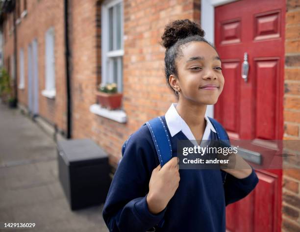 adolescente feliz yendo a la escuela - 11 fotografías e imágenes de stock