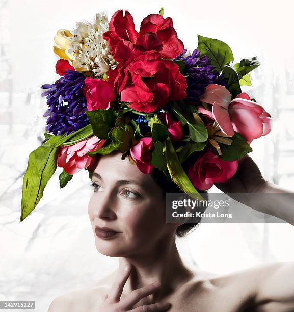 woman with huge bouquet of flowers - portare sulla testa foto e immagini stock