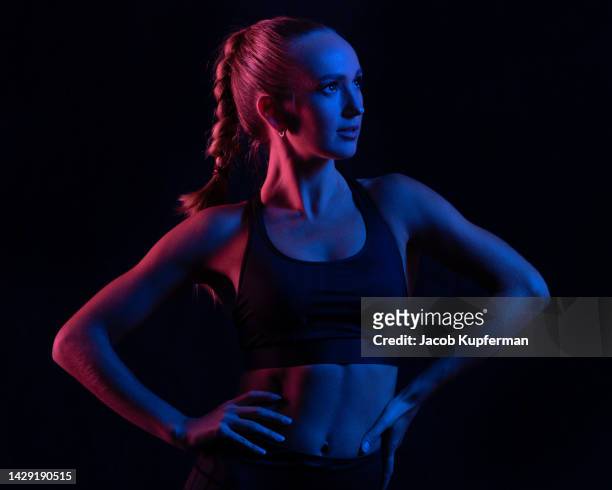 young female fitness model with black background - ゲル効果 ストックフォトと画像
