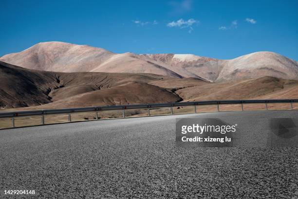 road in desolate plateau in tibet - extreme terrain stock pictures, royalty-free photos & images