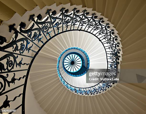 staircase - architectonisch element stockfoto's en -beelden