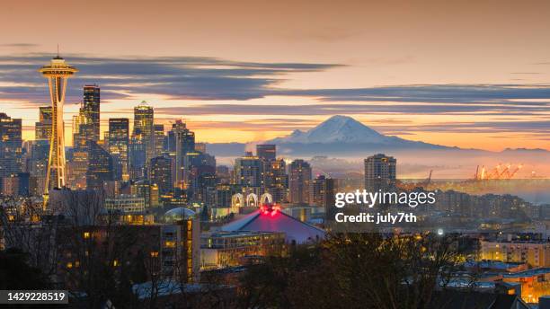 seattle at dawn - mt rainier stockfoto's en -beelden