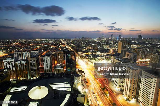 high view of abu dhabi at sunset - abu dhabi city photos et images de collection
