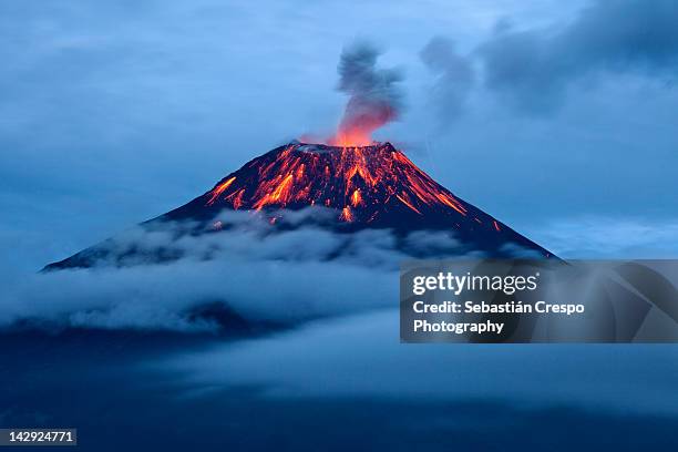 tungurahua eruption at dusk - vulkaan stockfoto's en -beelden