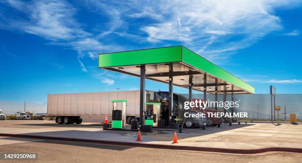 sattelschlepper beim tanken an der tankstelle in texas, usa - gas truck stock-fotos und bilder