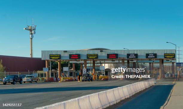 u.s. customs and border protection port of entry - usa-mexico - rijksgrens stockfoto's en -beelden