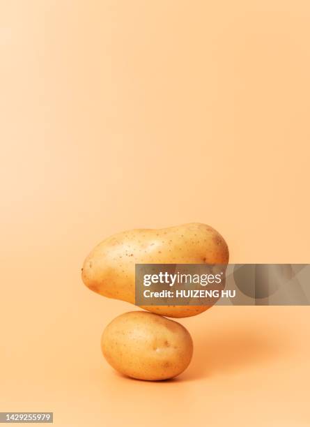 a stack of potatoes - pommes de terre cuisinées photos et images de collection