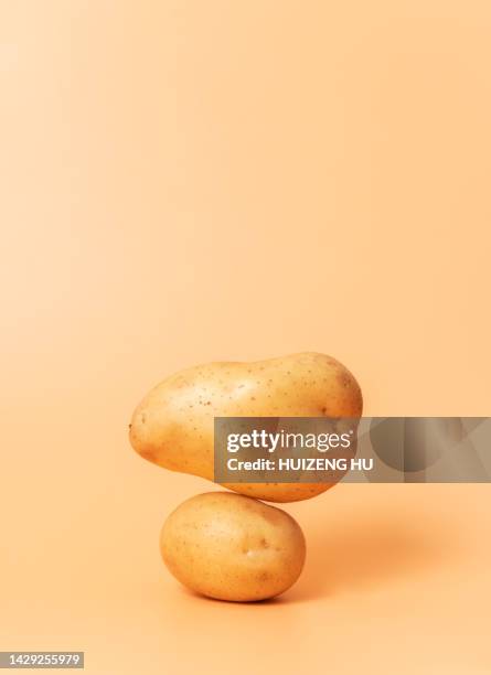 a stack of potatoes - prepared potato stockfoto's en -beelden