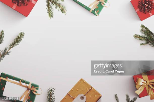 top view christmas gifts on  white surface - weihnachtstisch stock-fotos und bilder