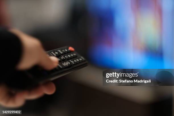 watching tv from the parlor - realidade ao vivo na tv imagens e fotografias de stock