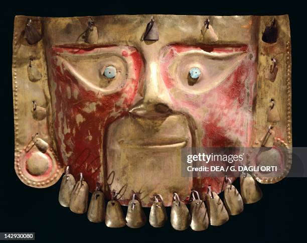 Gold funerary mask adorned with pendants, artifacts originating from Peru. Pre-Inca Chimu Civilization, 14th Century. Lima, Museo De Oro Del Perù Y...