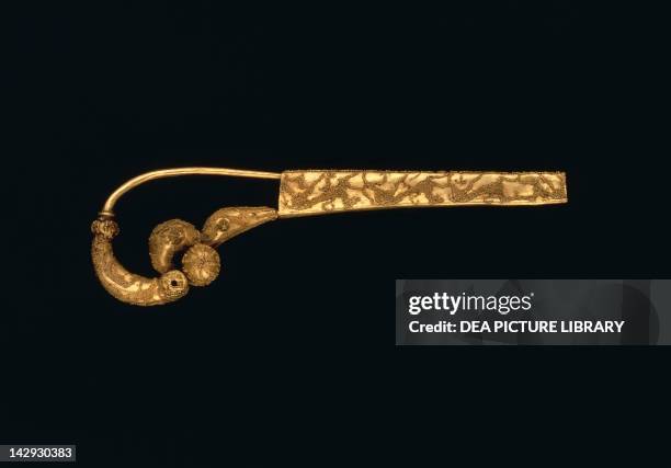 Gold dragon-shaped fibula from Roselle . Etruscan Civilization, 7th Century BC. New York, The Metropolitan Museum Of Art