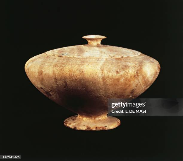 Amorite origin alabaster jar with lid, artefacts from Ebla, Syria. Assyrian civilisation, 1700 BC. Aleppo, Archaeological Museum