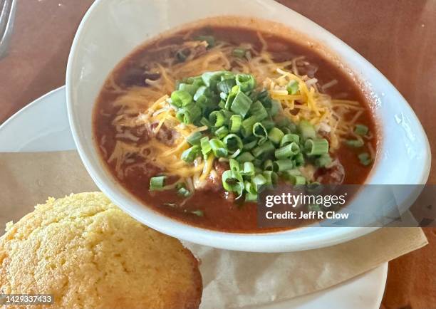 fresh wild game chili and cornbread with onions and beans and cheese - bowl of chili stock-fotos und bilder