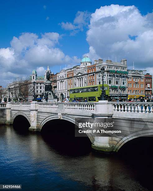 oconnell street and bridge, dublin, ireland - dublin bus foto e immagini stock