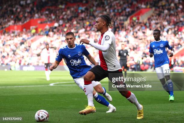 Sekou Mara of Southampton controls the ball while under under pressure from Vitaliy Mykolenko of Everton during the Premier League match between...