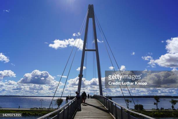 people strolling on hanging bridge in gizycko / lötzen, poland - gizycko stockfoto's en -beelden