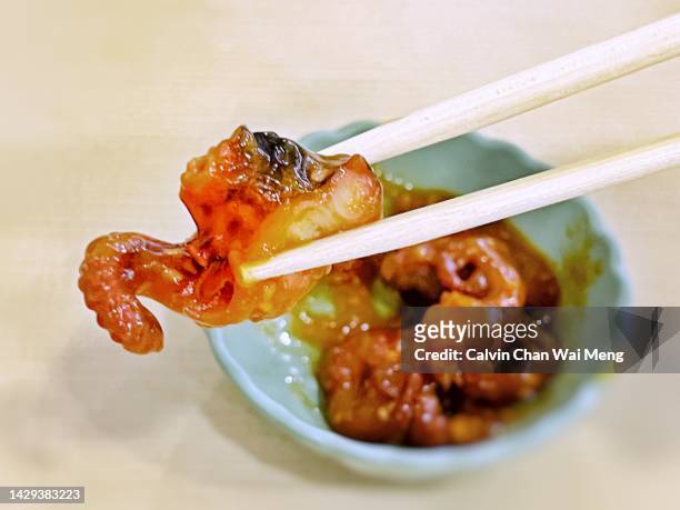 chuka idako - marinated baby octopus - marina imagens e fotografias de stock