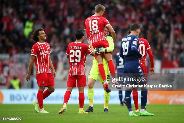 Mark Flekken of SC Freiburg celebrates victory with teammate Nils Petersen following the Bundesliga match between Sport-Club Freiburg and 1. FSV...
