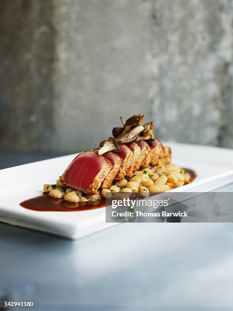 seared spiced tuna with cannellini beans - tuna seafood imagens e fotografias de stock