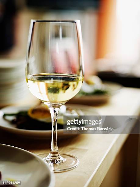 glass of white wine sitting on countertop - white wine 個照片及圖片檔