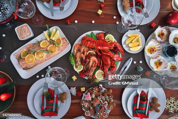 souper de noël avec filet de poisson de saumon, pétoncles, homard, crevettes et gâteau de noël - saumon produit de la mer photos et images de collection